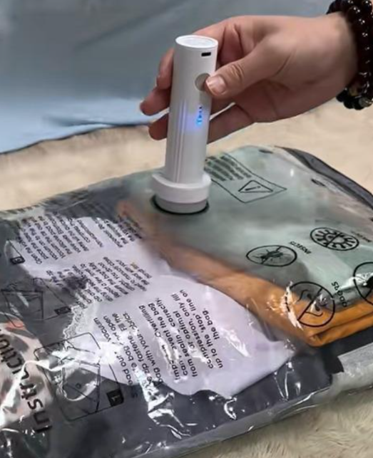 Bomba de vacío eléctrica sobre bolsa con ropa