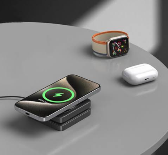 Cargador inalámbrico 3 en 1 con celular, reloj y audífonos sobre mesa